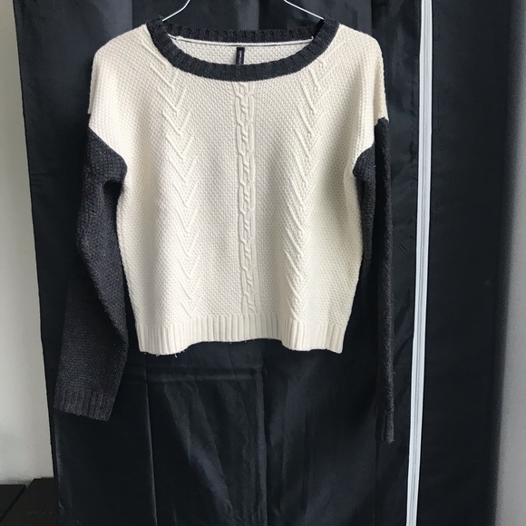 Cozy grey and white cable knit sweater - Picture 2 of 3